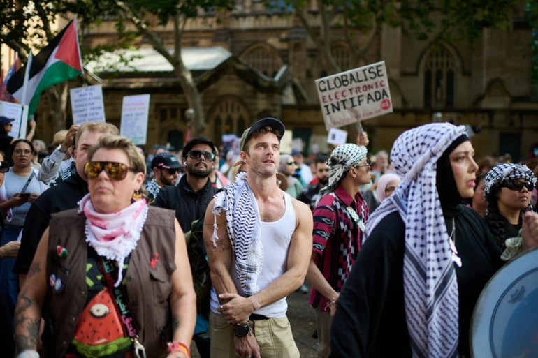 Avustralyada namaz kılan Filistin destekçilerine sert müdahale