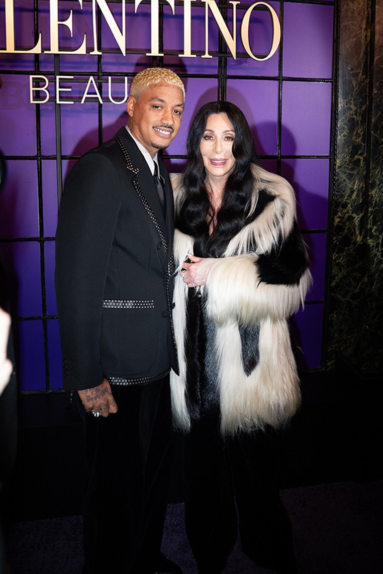 Ünlü şarkıcı 80, erkek arkadaşı 40 yaşında… Yakınları çok endişeli… ‘Ona ayak uydurmak için kendini paralıyor’