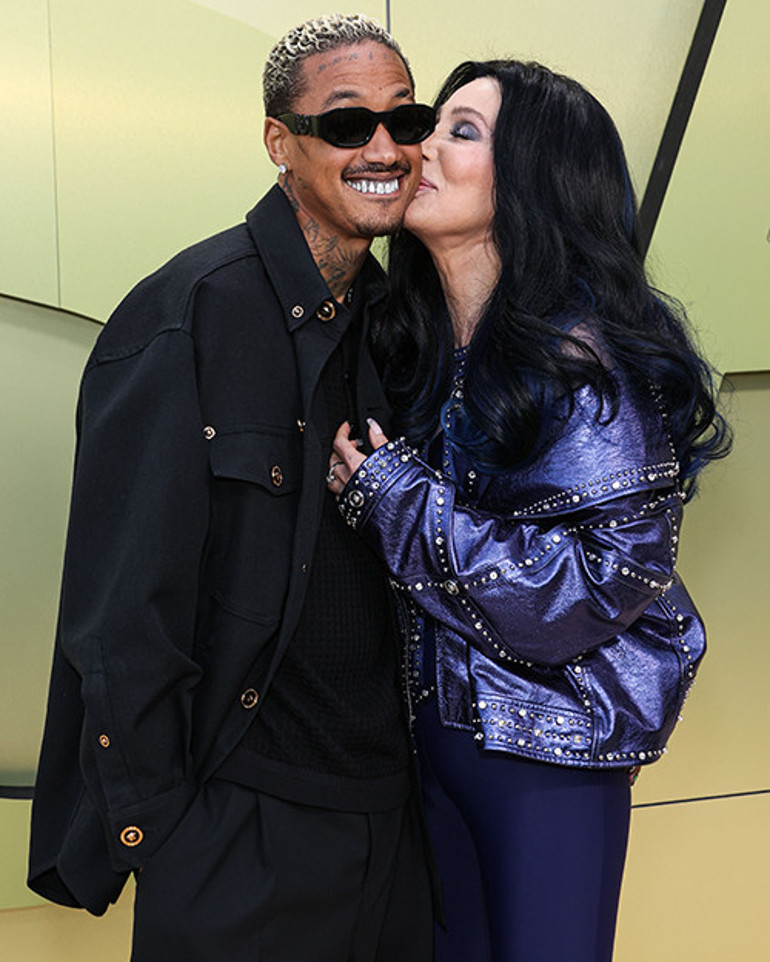 Ünlü şarkıcı 80, erkek arkadaşı 40 yaşında… Yakınları çok endişeli… ‘Ona ayak uydurmak için kendini paralıyor’