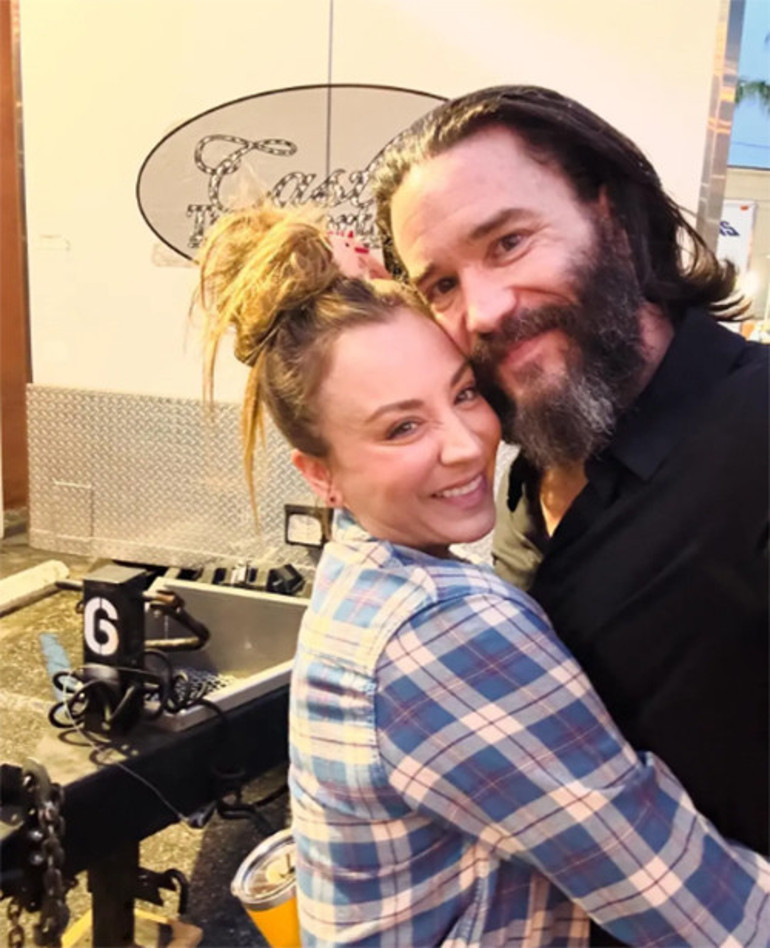  Geceleri birbirimize sarılmıyoruz... Aynı yatakta bile uyumuyoruz