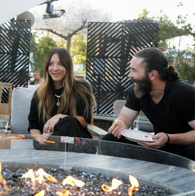  Geceleri birbirimize sarılmıyoruz... Aynı yatakta bile uyumuyoruz