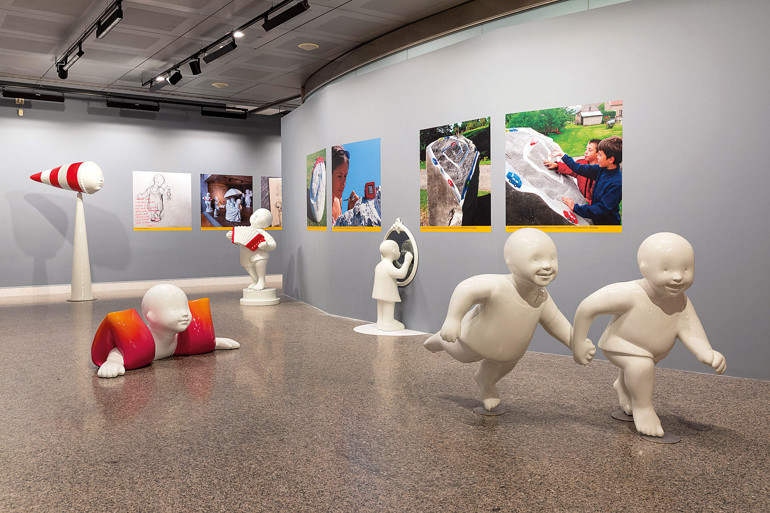 Çocukluğun masum ve renkli dünyasını anlatan heykeller