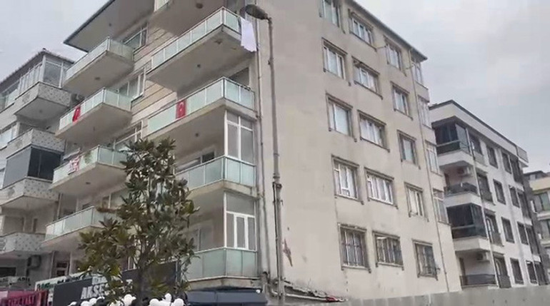 Küçükçekmecede 5 katlı binada kayma meydana geldi: Ekiplerin çalışması sürüyor