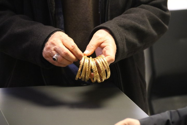  Yaşlı adamı 5 milyon 200 bin lirasını dolandırdılar | Kimliklerimize başkalarının fotoğrafını yapıştırmışlar