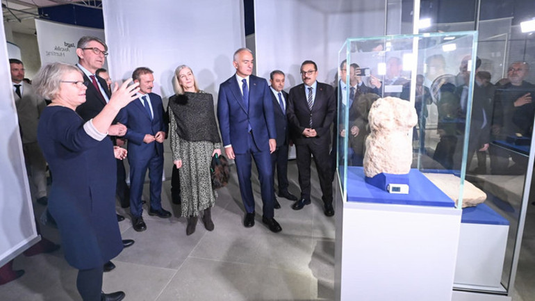 Roma’dan sonra bu kez Berlin’de... Bakan Ersoy 12 bin yıllık tarihi Avrupa’nın kalbine taşıdı