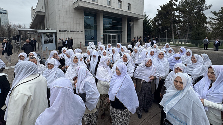 Zeynep Güneş’e destek... 100 beyaz tülbentli grup toplantısında