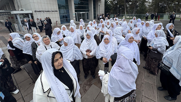 Zeynep Güneş’e destek... 100 beyaz tülbentli grup toplantısında