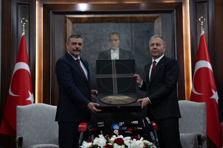 İçişleri Bakanlığında devir teslim töreni: Bakan Çiftçi, görevi Yerlikayadan devraldı