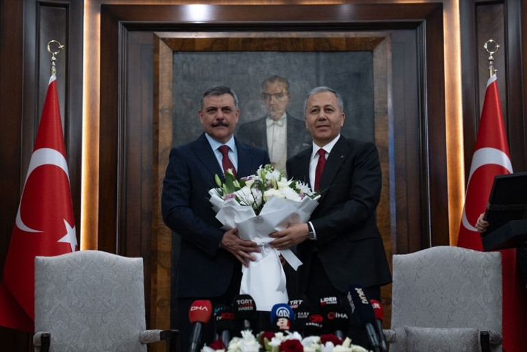 İçişleri Bakanlığında devir teslim töreni: Bakan Çiftçi, görevi Yerlikayadan devraldı