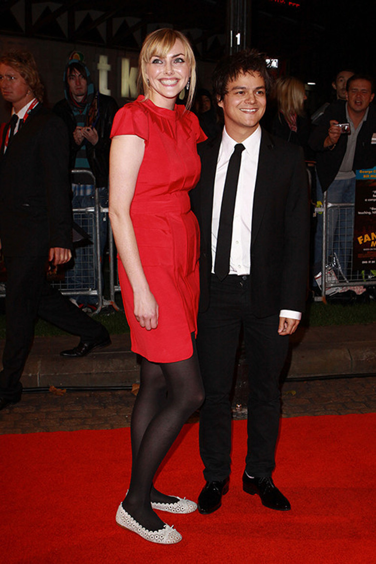 Sonradan olma değil anneden doğma prensesti... Sarayını bırakıp gitti bir polis memuruyla evlendi... Şimdi gizemli hayatını mutlu ve mesut yaşıyor