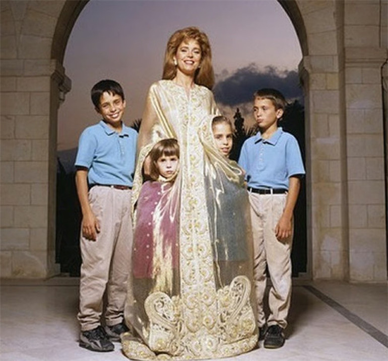 Sonradan olma değil anneden doğma prensesti... Sarayını bırakıp gitti bir polis memuruyla evlendi... Şimdi gizemli hayatını mutlu ve mesut yaşıyor