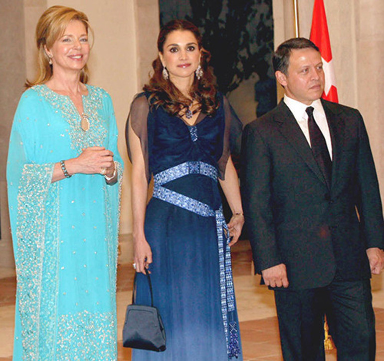 Sonradan olma değil anneden doğma prensesti... Sarayını bırakıp gitti bir polis memuruyla evlendi... Şimdi gizemli hayatını mutlu ve mesut yaşıyor