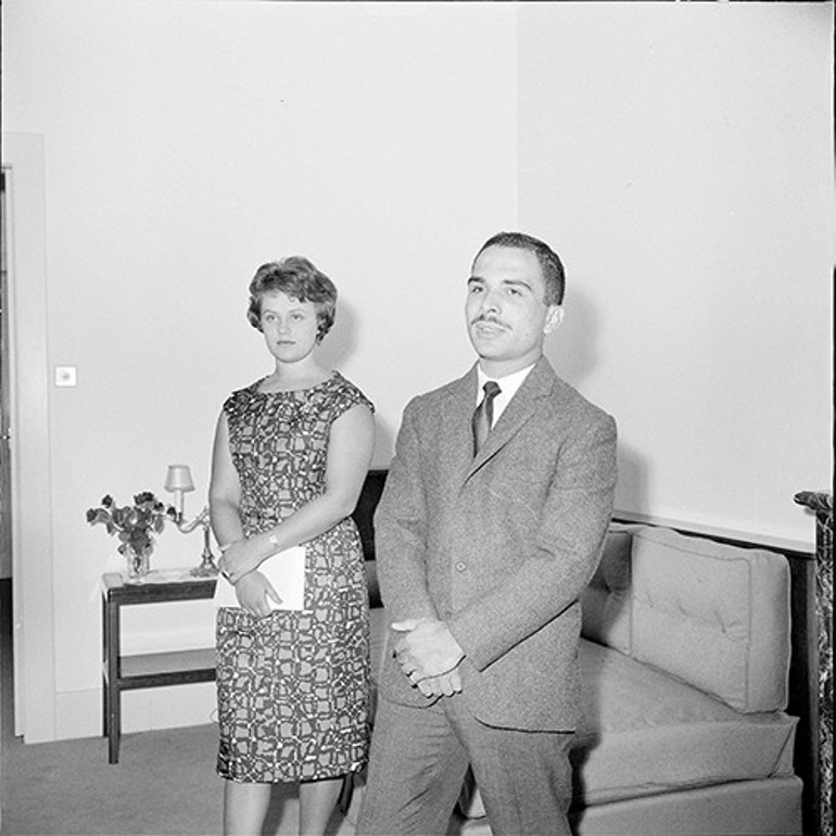 Sonradan olma değil anneden doğma prensesti... Sarayını bırakıp gitti bir polis memuruyla evlendi... Şimdi gizemli hayatını mutlu ve mesut yaşıyor