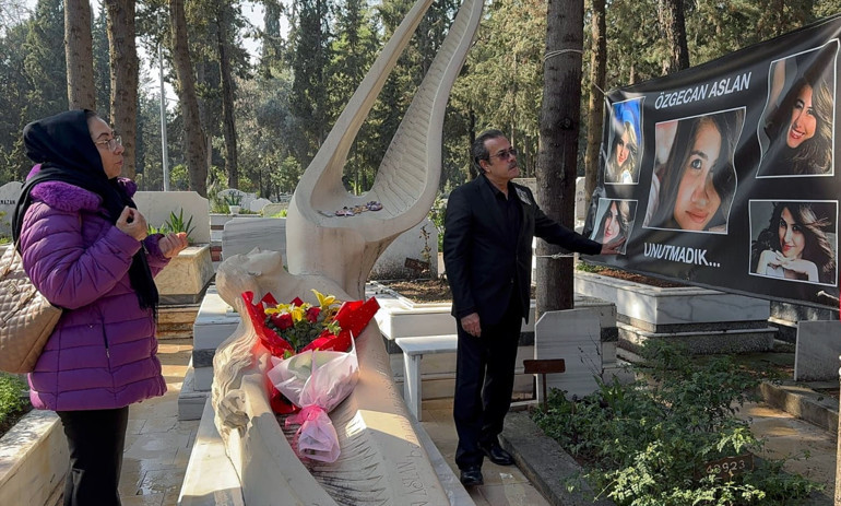 Özgecan Aslan, mezarı başında gözyaşlarıyla anıldı Allah hiçbir anneye babaya bu acıyı göstermesin
