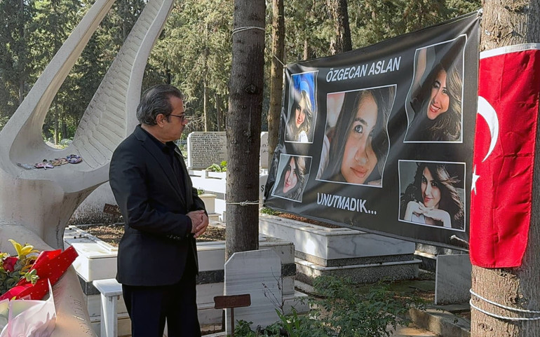 Özgecan Aslan, mezarı başında gözyaşlarıyla anıldı Allah hiçbir anneye babaya bu acıyı göstermesin
