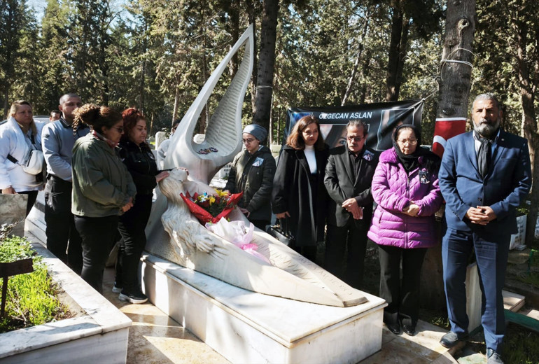 Özgecan Aslan, mezarı başında gözyaşlarıyla anıldı Allah hiçbir anneye babaya bu acıyı göstermesin