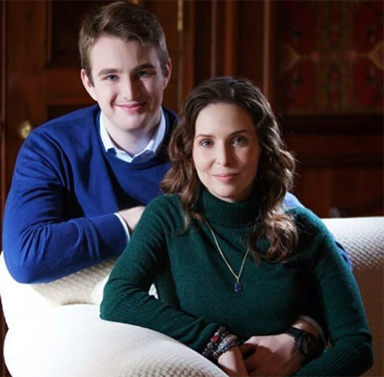 Sonradan olma değil anneden doğma prensesti... Sarayını bırakıp gitti bir polis memuruyla evlendi... Şimdi gizemli hayatını mutlu ve mesut yaşıyor