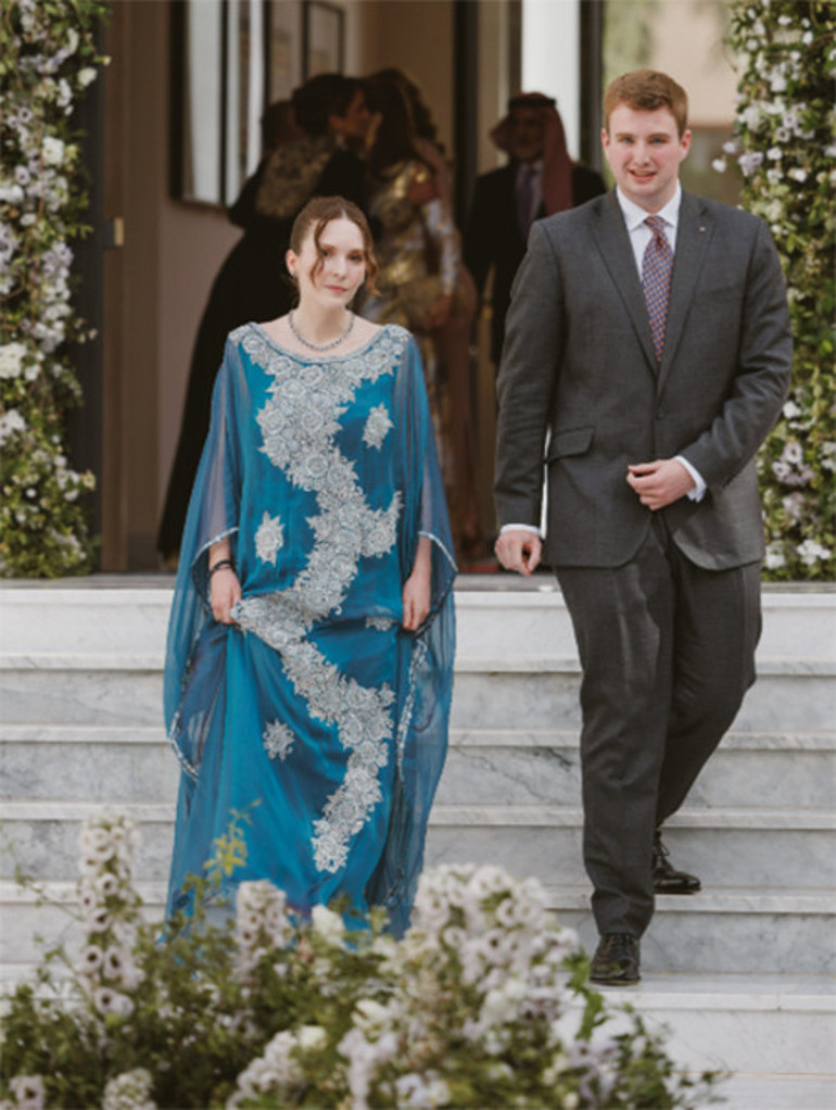 Sonradan olma değil anneden doğma prensesti... Sarayını bırakıp gitti bir polis memuruyla evlendi... Şimdi gizemli hayatını mutlu ve mesut yaşıyor