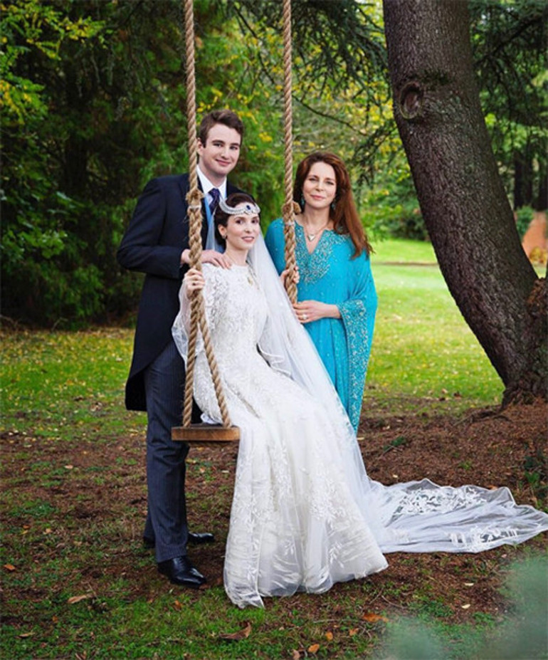 Sonradan olma değil anneden doğma prensesti... Sarayını bırakıp gitti bir polis memuruyla evlendi... Şimdi gizemli hayatını mutlu ve mesut yaşıyor