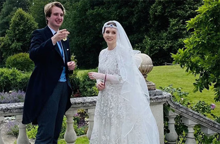 Sonradan olma değil anneden doğma prensesti... Sarayını bırakıp gitti bir polis memuruyla evlendi... Şimdi gizemli hayatını mutlu ve mesut yaşıyor