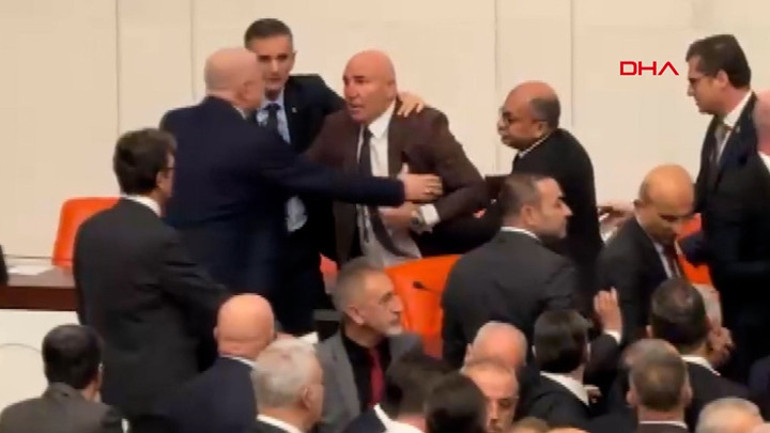 Mecliste gerginlik Akın Gürlek ve Mustafa Çiftçinin yemin töreni öncesi yumruklu kavga