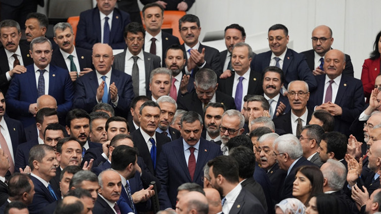 Mecliste gerginlik Akın Gürlek ve Mustafa Çiftçinin yemin töreni öncesi yumruklu kavga