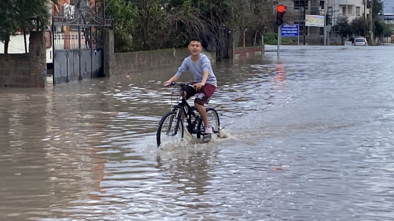 Sağanak etkisini artırdı, yollar göle döndü