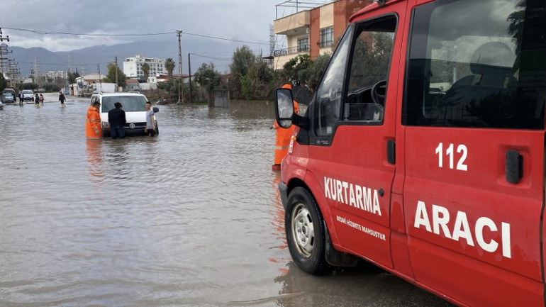 Sağanak etkisini artırdı, yollar göle döndü