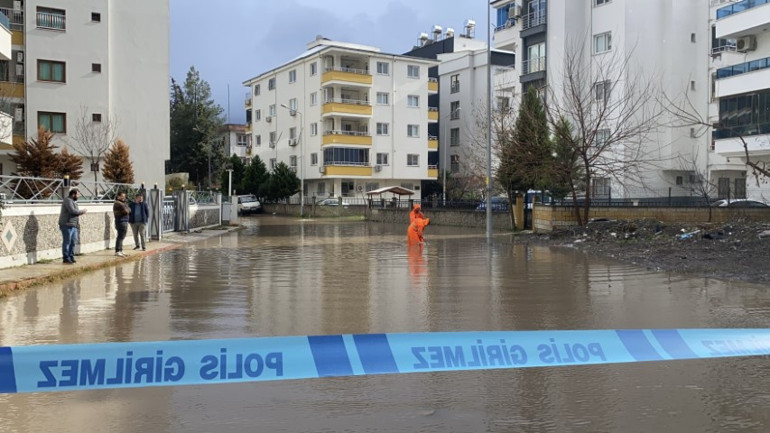 Sağanak etkisini artırdı, yollar göle döndü