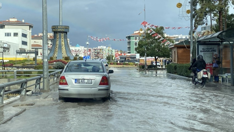 Sağanak etkisini artırdı, yollar göle döndü