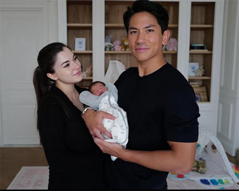 Anne ve babası dualarla evlenmişti... Hepinize maşallah... Hayırlı olur inşallah... İlk aile pozu