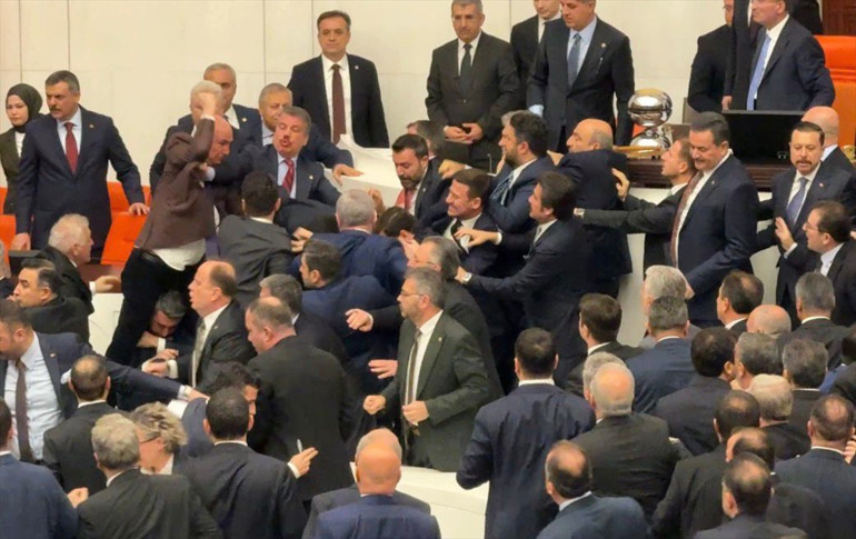 Mecliste gerginlik Akın Gürlek ve Mustafa Çiftçinin yemin töreni öncesi yumruklu kavga
