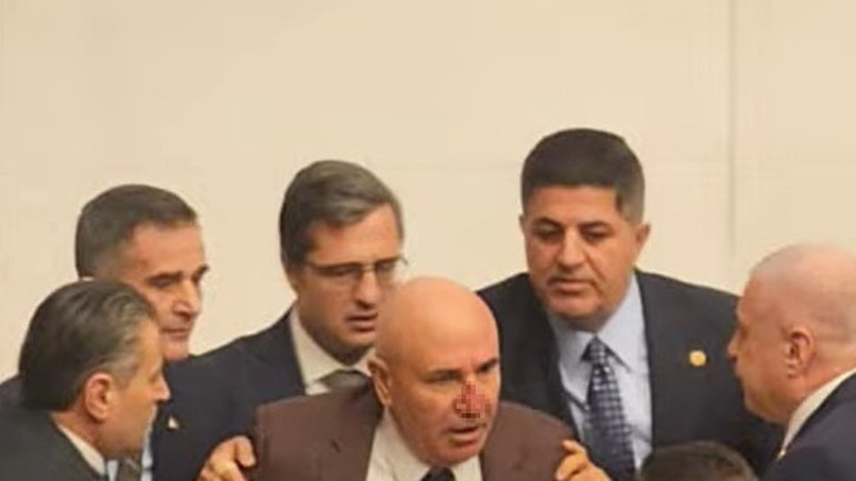 Mecliste gerginlik Akın Gürlek ve Mustafa Çiftçinin yemin töreni öncesi yumruklu kavga