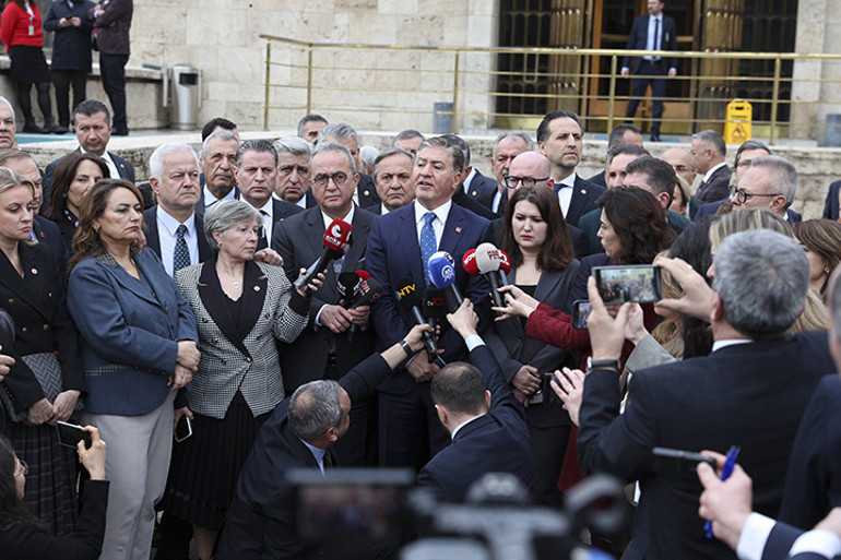 Mecliste gerginlik Akın Gürlek ve Mustafa Çiftçinin yemin töreni öncesi yumruklu kavga