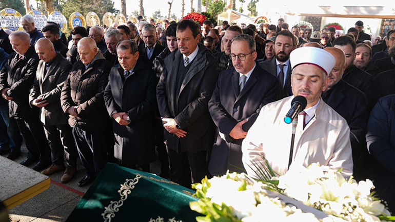 Ergin Atamanın annesi son yolculuğuna uğurlandı