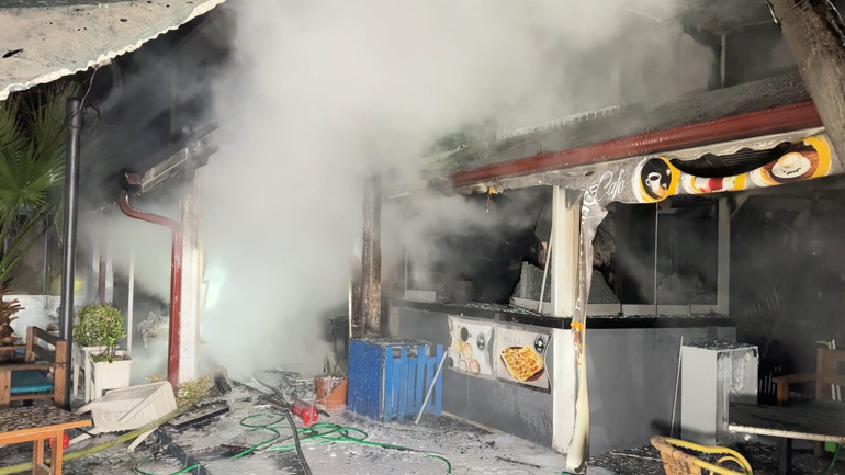 Avcılarda parkın içindeki kafe alev alev yandı