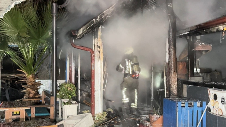 Avcılarda parkın içindeki kafe alev alev yandı