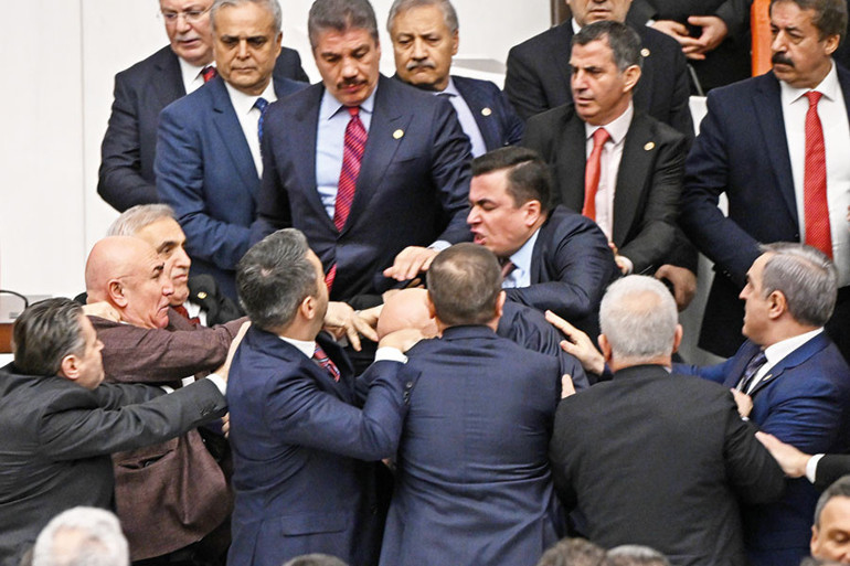 Yemin töreninde tansiyon yükseldi