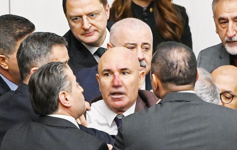 Yemin töreninde tansiyon yükseldi