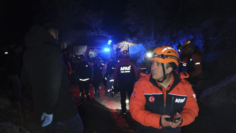 Define bulmak için girdikleri sarnıçta mahsur kaldılar 4 saatte kurtarıldılar