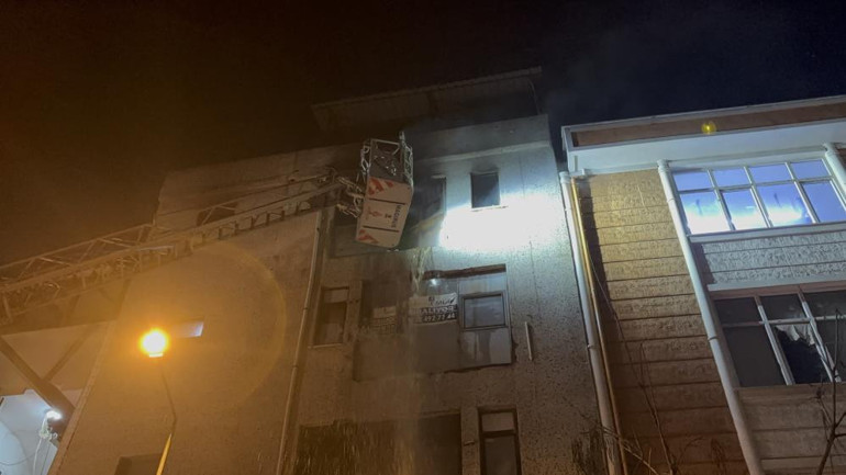 Bağcılar’da 4. kattaki iş yerinde yangın çıktı