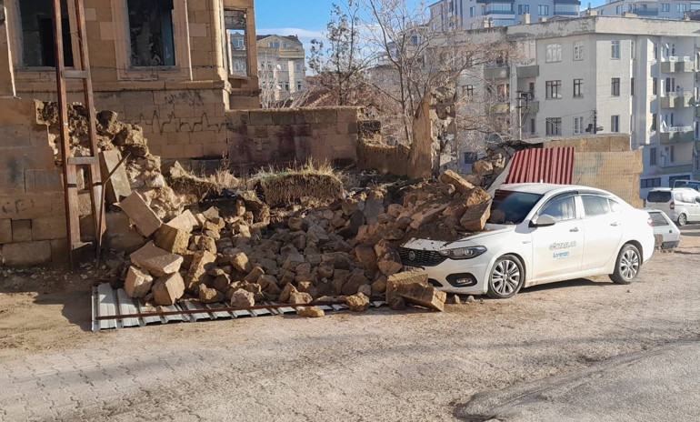 Evin duvarı otomobilin üzerine devrildi