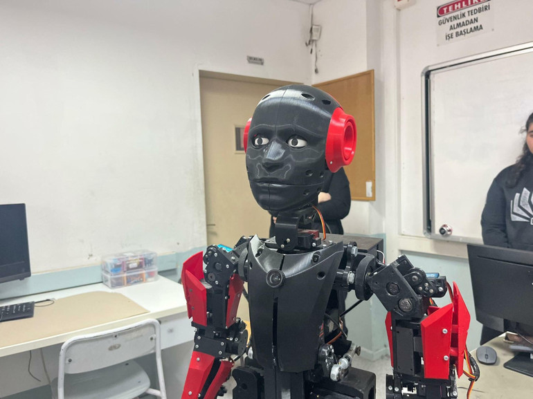 Altan robot, öğrencilere rehberlik yapıyor