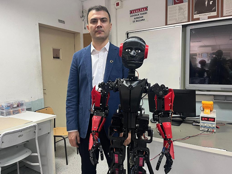 Altan robot, öğrencilere rehberlik yapıyor