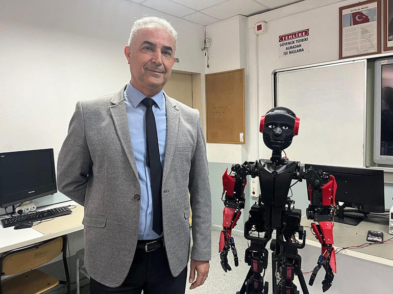Altan robot, öğrencilere rehberlik yapıyor