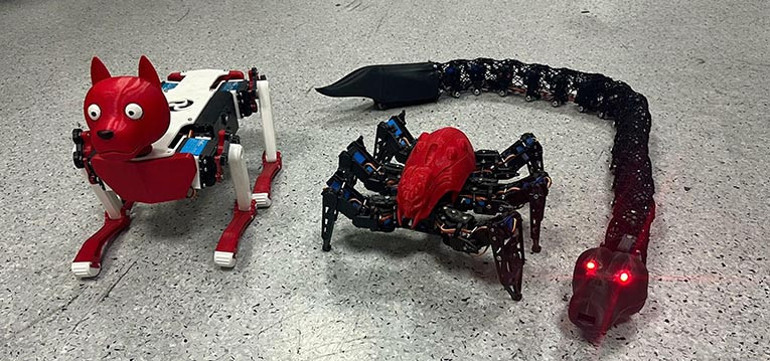 Altan robot, öğrencilere rehberlik yapıyor