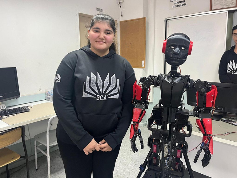 Altan robot, öğrencilere rehberlik yapıyor