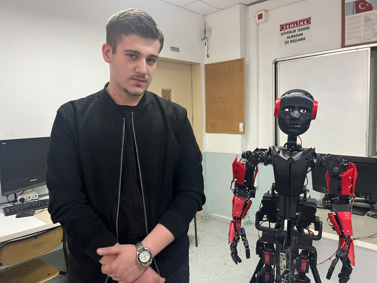 Altan robot, öğrencilere rehberlik yapıyor