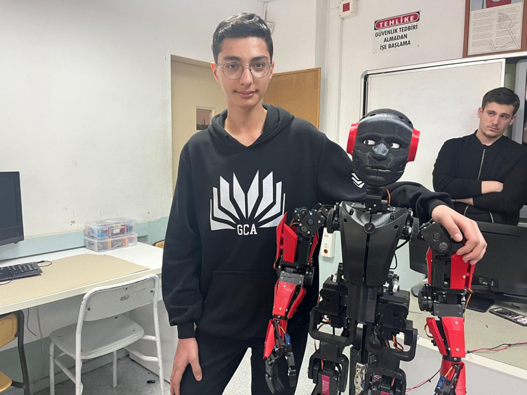 Altan robot, öğrencilere rehberlik yapıyor