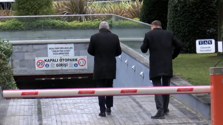 İstanbuldaki sitenin otoparkından çuvalların içindeki 30 milyon dolar çalındı
